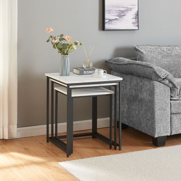 Lot de 3 tables basses gigognes Trollhättan noir effet marbre blanc [en.casa]