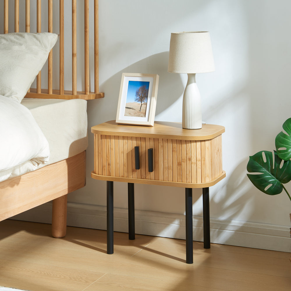 Comodino Tvedestrand con Ante Scorrevoli in Bambù - color Legno / Nero [en.casa]