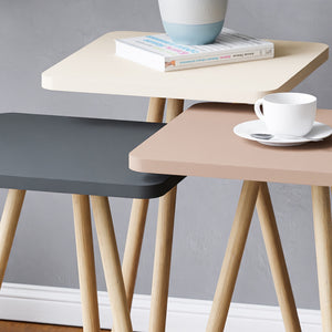 Set di 3 Tavolini Bassi da Salotto 'Hobro' in Altezze Diverse - Piano Quadrato e Gambe in Faggio - Vari colori [en.casa]