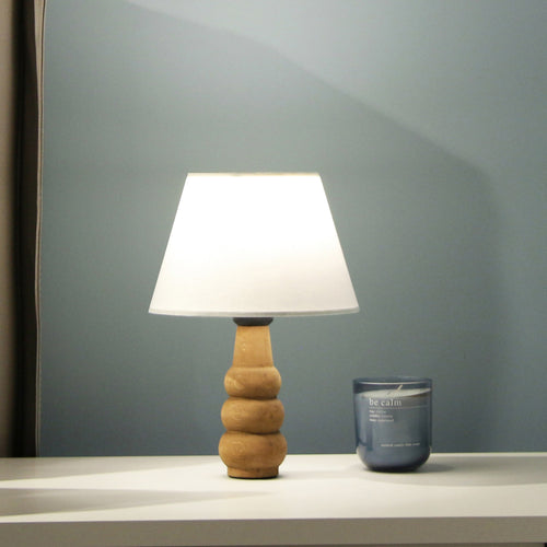 Lampada da Comodino 'Poole' Lampada da Tavolo con Stelo in Legno e Paralume a Cono in Tessuto - Bianco - lux.pro 